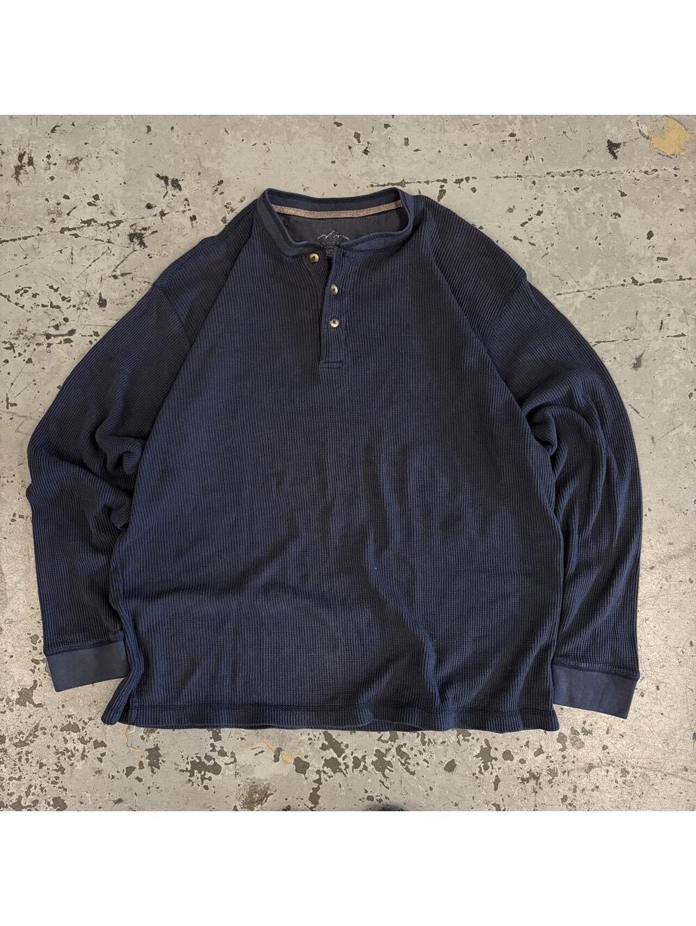 Beautiful vintage men’s Henley longsleeve tee.